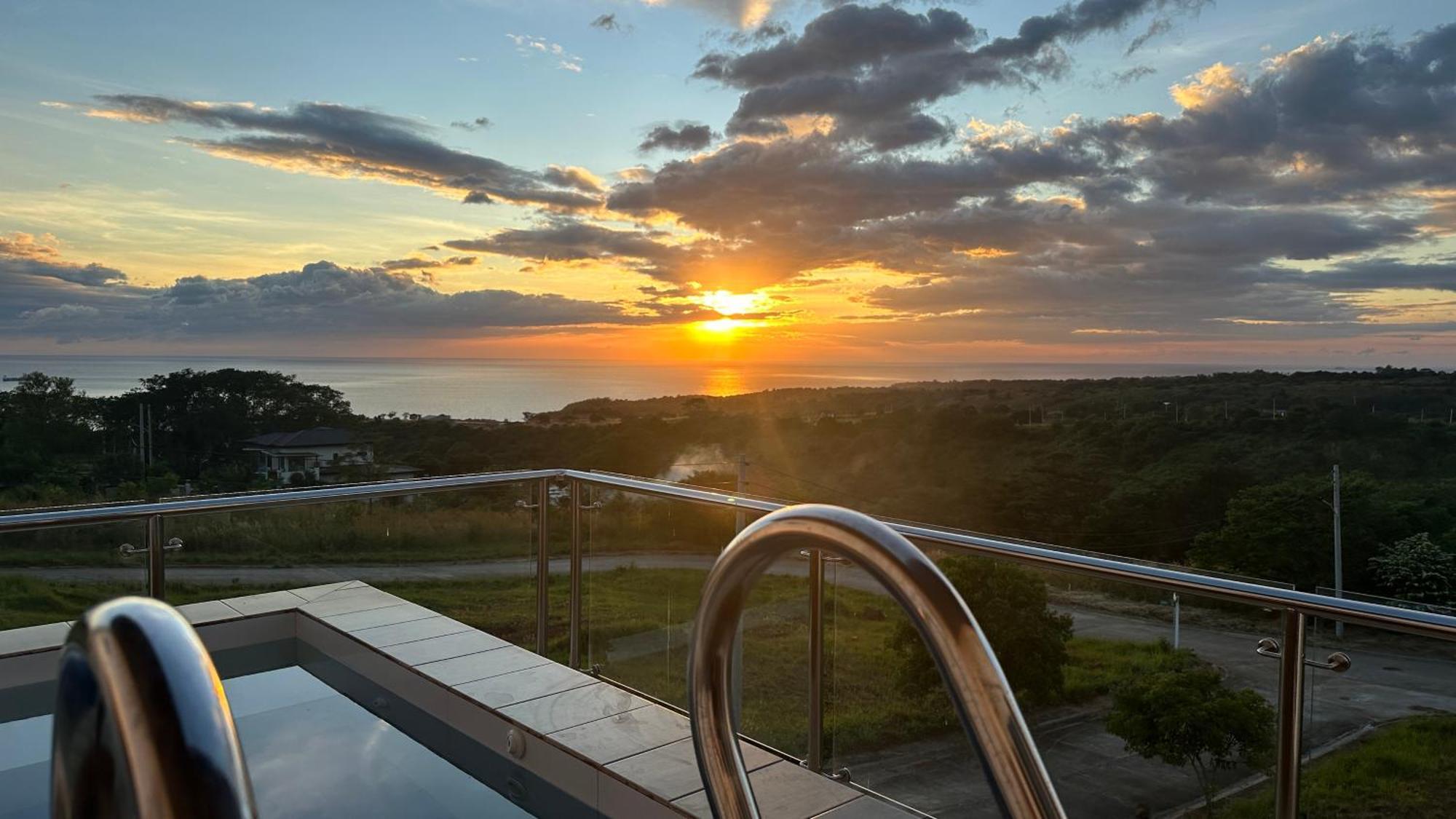 Casa Amores: Camaya Coast Маривелес Экстерьер фото